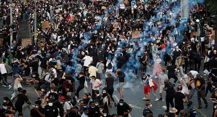 عشرات الآلاف يتظاهرون فى باريس ضد عنف الشرطه "موسم المظاهرات قد بدأ"